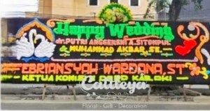 papan bunga gandeng Medan 1 mahkota bunga segar