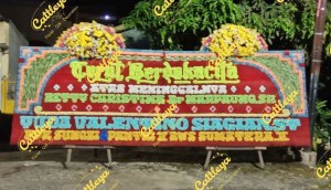 papan bunga gandeng 2 mahkota bunga segar