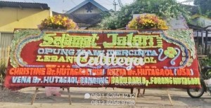 papan bunga gandeng 2 mahkota bunga segar